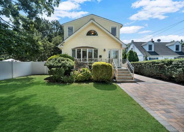 Property at 76 Balcom Rd, Farmingdale, NY 11735, 4 beds, 4 baths