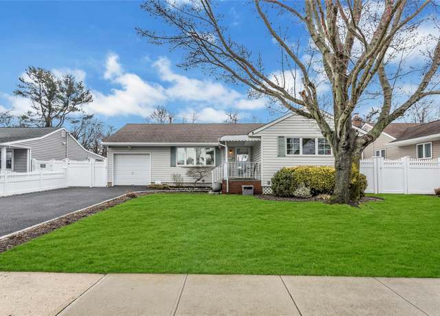 Property at 61 Essex Rd, Bethpage, NY 11714, 3 beds, 1 bath