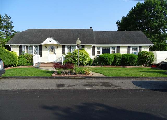 Property at 524 Polaris St, North Babylon, NY 11703, 4 beds, 3 baths