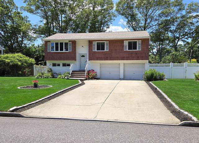 Property at 242 Wyandanch Rd, Sayville, NY 11782, 4 beds, 1.5 baths