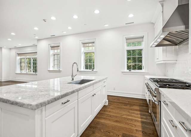 Property at 2 Weaver St #3, Scarsdale, NY 10583, 2 beds, 2.5 baths