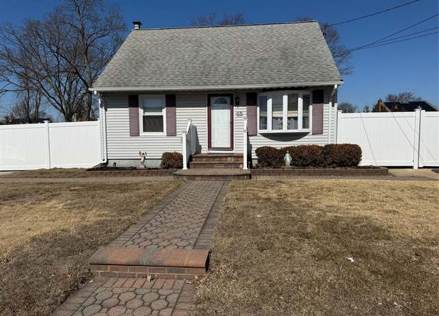 Property at 65 Heathcote Rd, Lindenhurst, NY 11757, 4 beds, 1 bath