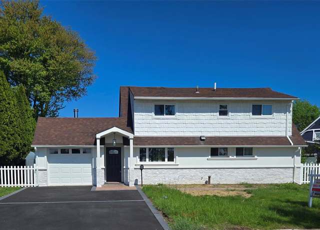 Property at 33 Ball Park Ln, Hicksville, NY 11801, 4 beds, 3 baths