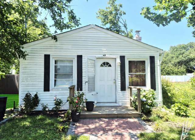 Property at 42 Oak Dr, Riverhead, NY 11901, 2 beds, 1 bath