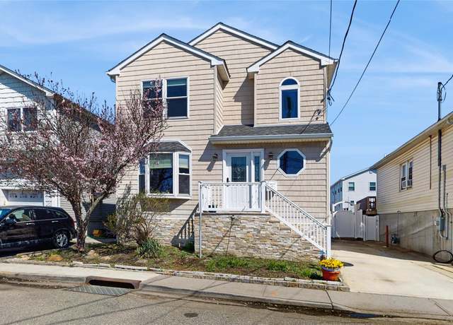 Property at 647 Lincoln St, Baldwin Harbor, NY 11510, 3 beds, 2.5 baths