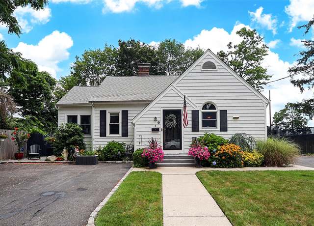 Property at 8 Dumond Pl, Glen Head, NY 11545, 2 beds, 1 bath