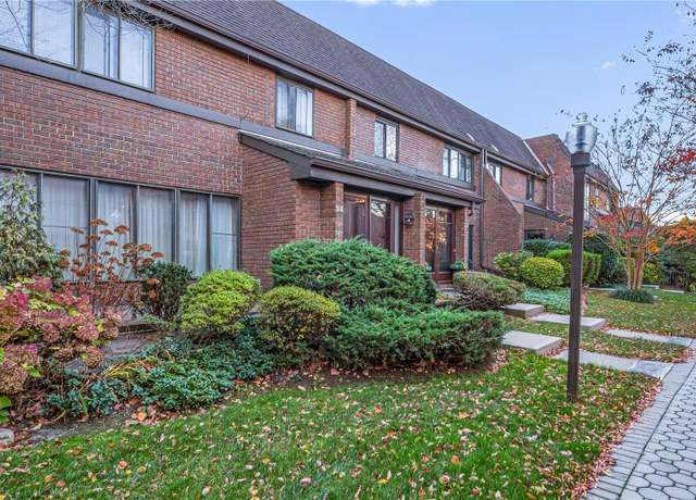 Property at 34 Chestnut Hl #34, Roslyn, NY 11576, 2 beds, 1.5 baths