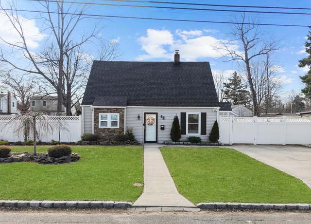 Property at 20 Anne Ln, Central Islip, NY 11722, 4 beds, 1 bath