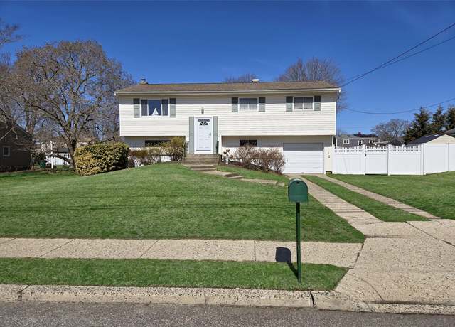 Property at 61 Arch Dr, Holbrook, NY 11741, 5 beds, 1.5 baths