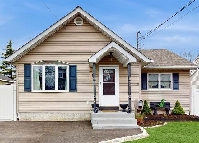 Property at 148 Smith Ave, Islip, NY 11751, 4 beds, 3 baths