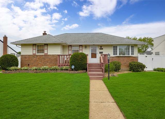 Property at 812 Colridge Rd, Wantagh, NY 11793, 3 beds, 2 baths