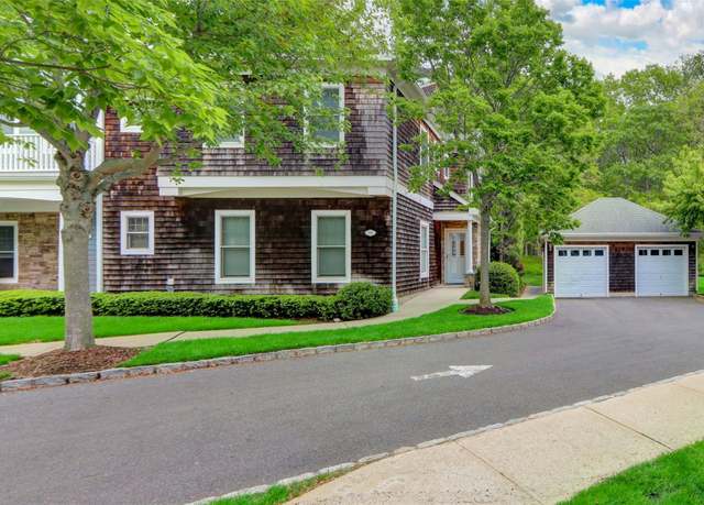 Property at 20 Gianna Ct #20, Southampton, NY 11968, 3 beds, 2.5 baths