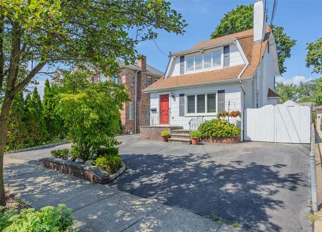 Property at 39 Nassau Rd, Great Neck, NY 11021, 4 beds, 3.5 baths