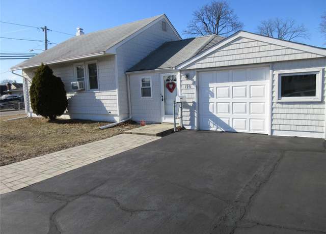 Property at 190 John St E, Lindenhurst, NY 11757, 2 beds, 1 bath