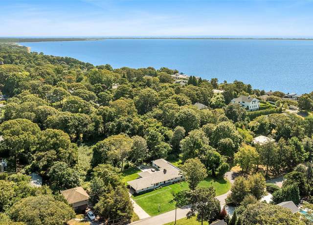 Property at 10 Lenape Rd, Southampton, NY 11968, 4 beds, 3.5 baths