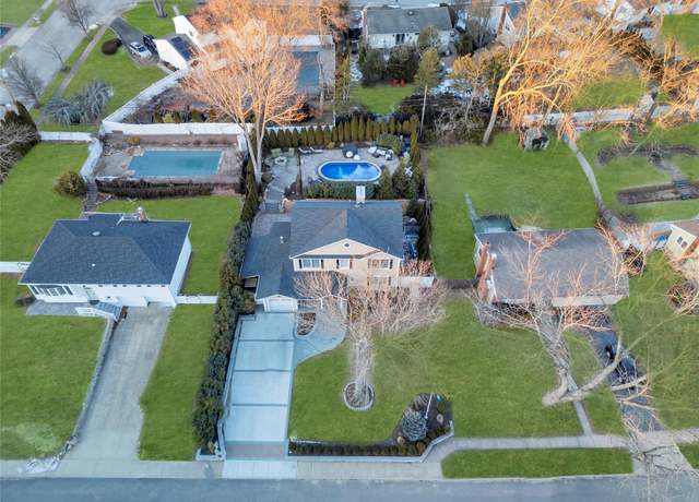 Property at 41 Parnell Dr, Smithtown, NY 11787, 5 beds, 3.5 baths