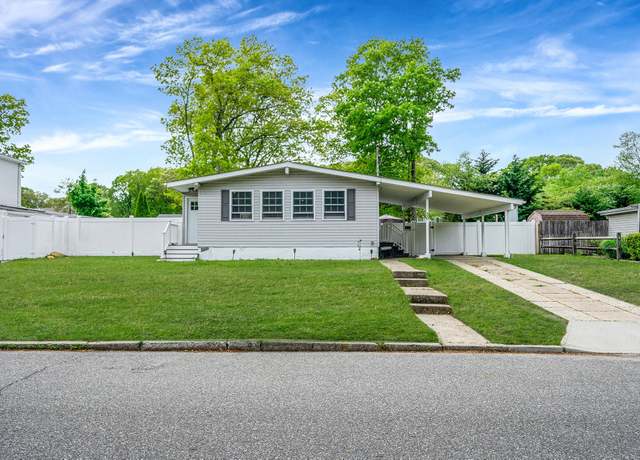 Property at 30 Crestwood Ln, Ronkonkoma, NY 11779, 3 beds, 1 bath