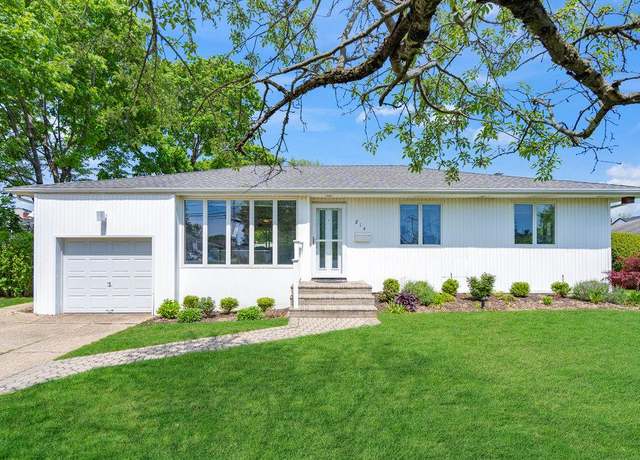 Property at 214 Central Park Rd, Plainview, NY 11803, 3 beds, 2 baths