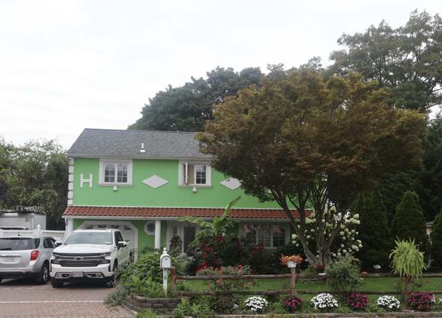 Property at 214 Tree Ave, Central Islip, NY 11722, 6 beds, 2 baths