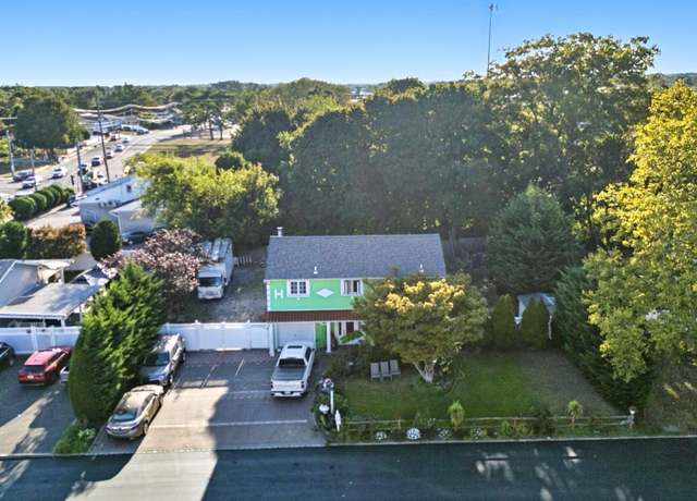 Property at 214 Tree Ave, Central Islip, NY 11722, 6 beds, 1.5 baths