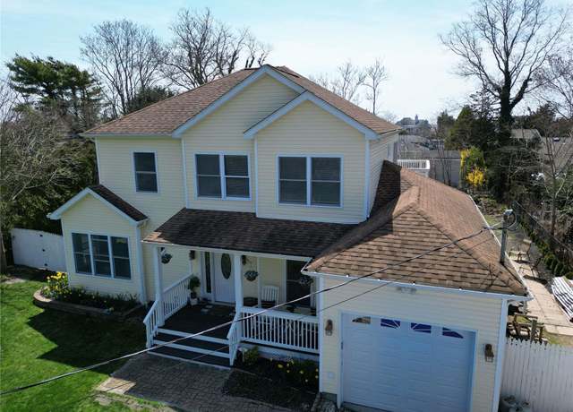 Property at 5 Southwind Rd, Remsenburg, NY 11960, 3 beds, 2.5 baths