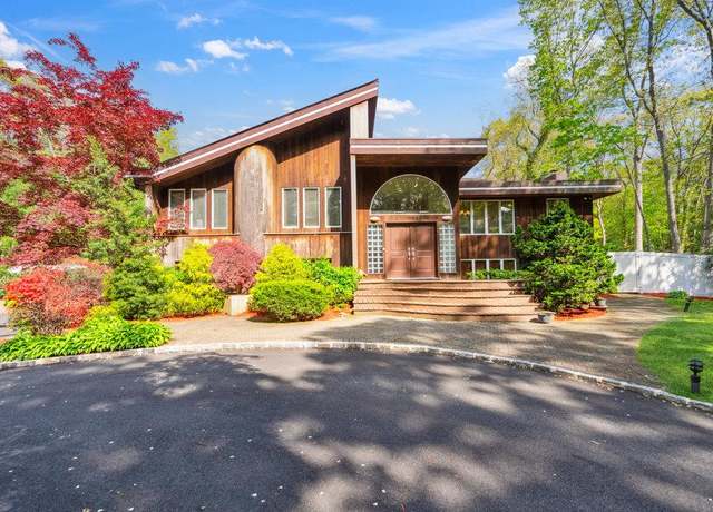 Property at 41 Beaumont Dr, Melville, NY 11747, 5 beds, 3 baths