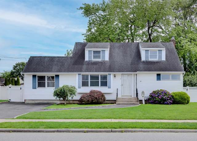 Property at 6 Pompano Ln, Massapequa Park, NY 11762, 4 beds, 2 baths