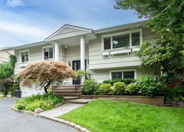 Property at 139 Cow Neck Rd, Port Washington North, NY 11050, 4 beds, 2.5 baths