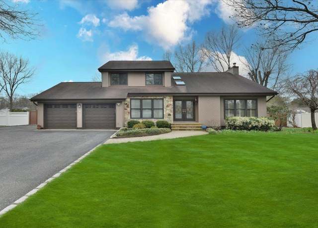 Property at 14 Bishop Ln, Holbrook, NY 11741, 4 beds, 3.5 baths