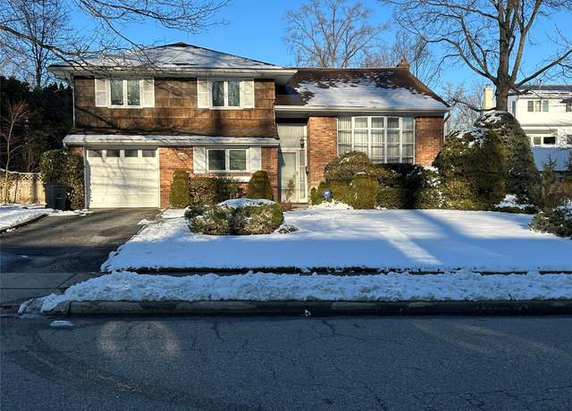 Property at 70 Reed Dr, Roslyn, NY 11576, 3 beds, 2.5 baths