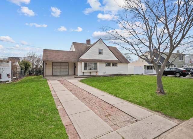 Property at 32 Stonecutter Rd, Levittown, NY 11756, 5 beds, 1.5 baths