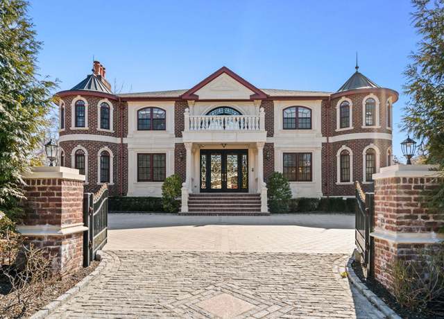Property at 28 Whitney Cir, Glen Cove, NY 11542, 4 beds, 4.5 baths