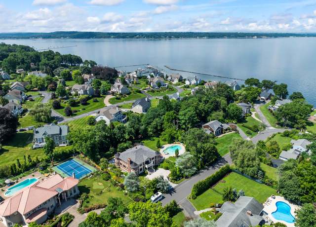 Property at 28 Whitney Cir, Glen Cove, NY 11542, 4 beds, 4.5 baths