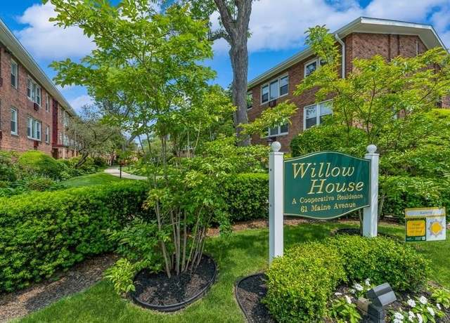 Property at 61 Maine Ave Unit B21, Rockville Centre, NY 11570, 1 bed, 1 bath