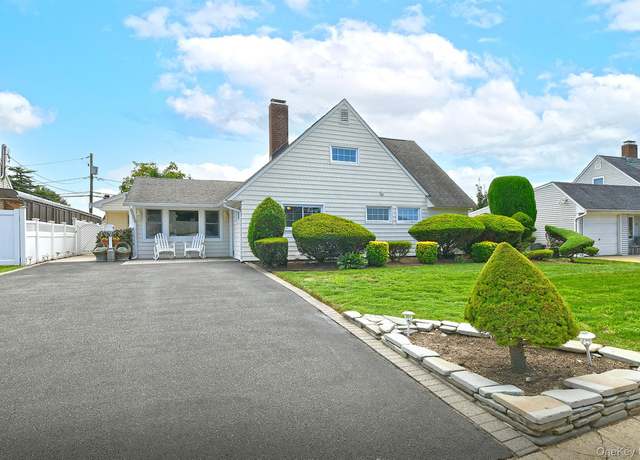 Property at 6 Serpentine Ln, Levittown, NY 11756, 5 beds, 2 baths