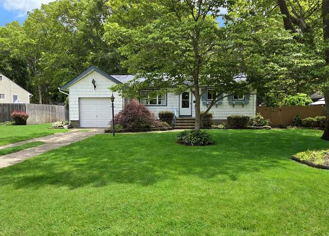 Property at 54 Indian Head Dr, Sayville, NY 11782, 3 beds, 1 bath