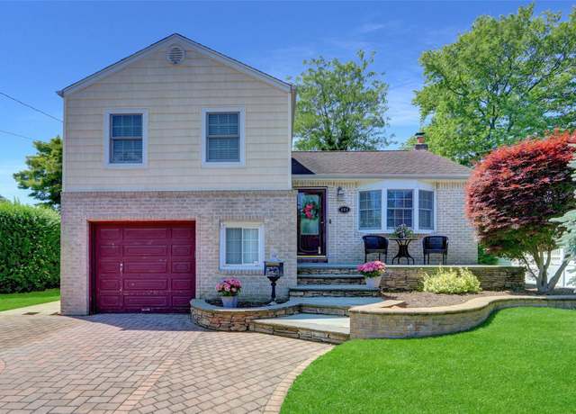 Property at 464 N Syracuse Ave, Massapequa, NY 11758, 3 beds, 1.5 baths