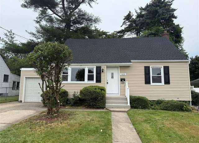 Property at 523 18th St, West Babylon, NY 11704, 4 beds, 1 bath