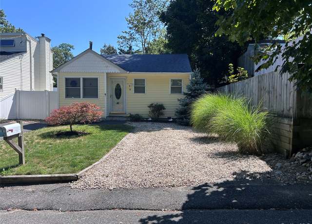 Property at 8 Dogwood Rd, Rocky Point, NY 11778, 2 beds, 1 bath