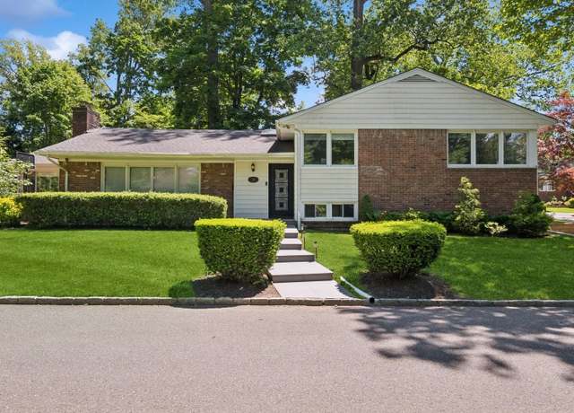 Property at 18 Woodcrest Rd, Kings Point, NY 11024, 4 beds, 3 baths