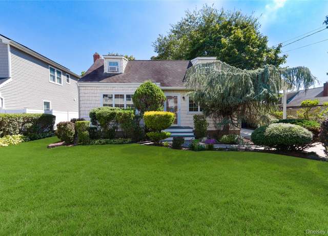 Property at 5 Lime Ct, West Babylon, NY 11704, 4 beds, 2 baths