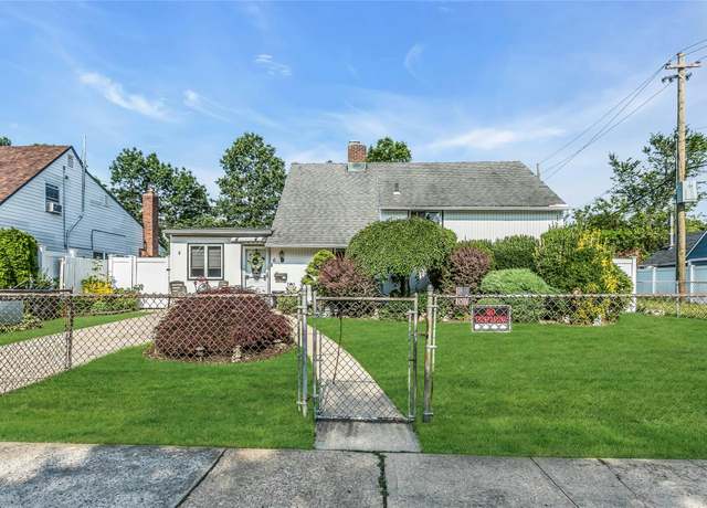 Property at 6 Pintail Ln, Levittown, NY 11756, 5 beds, 2 baths