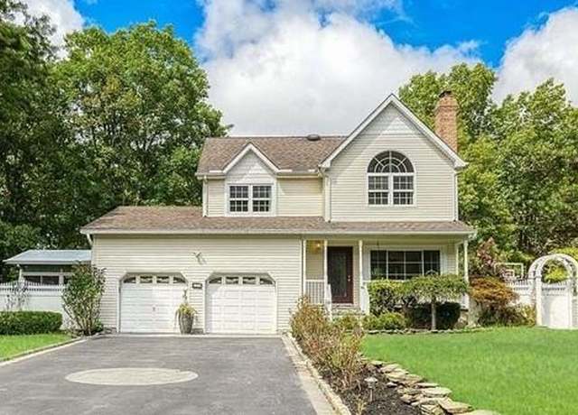 Property at 85 Mowbray St, Patchogue, NY 11772, 4 beds, 2.5 baths