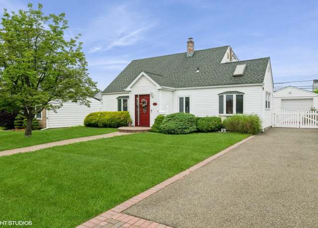 Property at 34 Castle Ln, Levittown, NY 11756, 4 beds, 1.5 baths