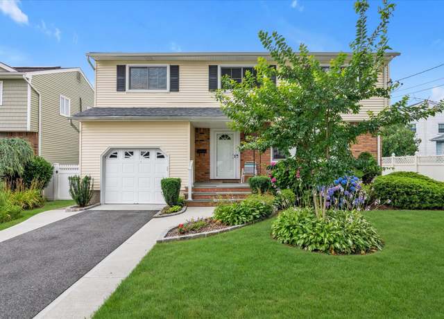 Property at 854 Oakland Ct, North Bellmore, NY 11710, 4 beds, 2.5 baths