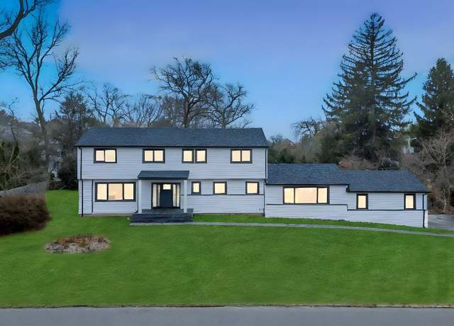 Property at 14 Lakeville Dr, Roslyn, NY 11576, 4 beds, 3.5 baths