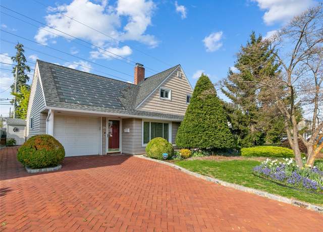 Property at 39 Mallard Rd, Levittown, NY 11756, 3 beds, 2 baths
