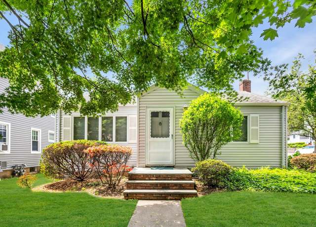 Property at 26 1/2 Ellwood St, Glen Cove, NY 11542, 1 bed, 1 bath