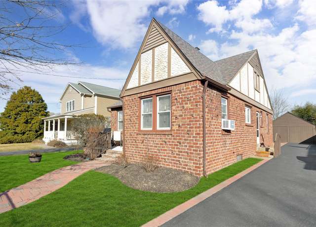 Property at 9 2nd Ave, East Islip, NY 11730, 3 beds, 1 bath