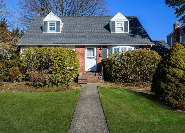 Property at 14 Terrace Ct, Albertson, NY 11507, 4 beds, 2 baths